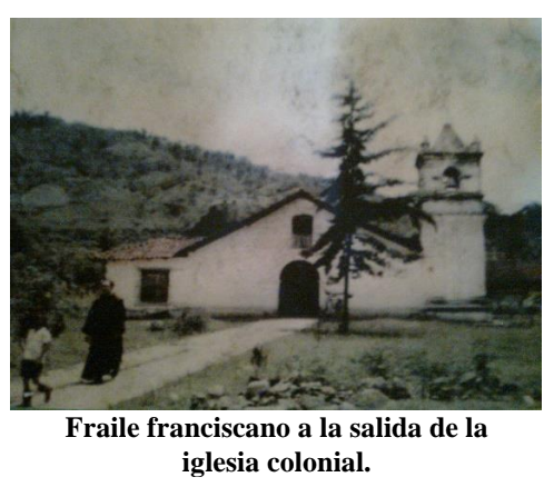 Fraile Franciscano a la salida de la iglesia catolica